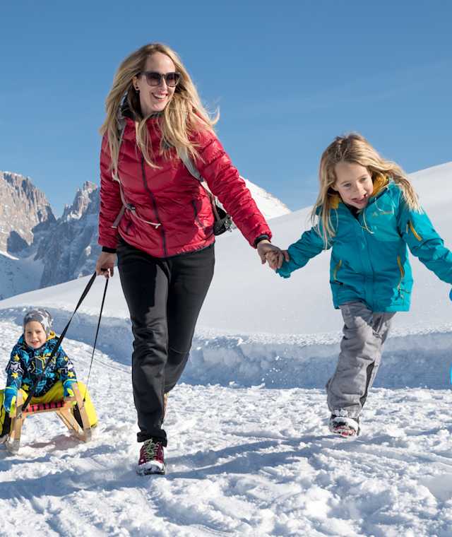 Rodelspaß in der Wintersonne